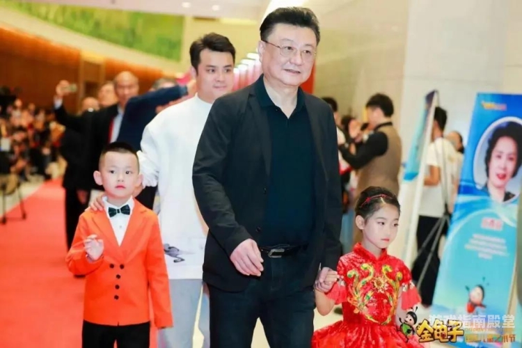 虹云告别仪式在京举行 董浩现场落泪，众好友送别虹云丈夫简介