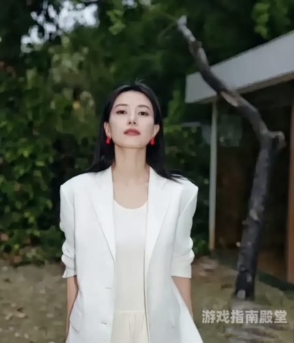 久久女婷五月综合，时尚潮流与女性魅力并存